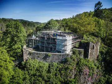 Luftaufnahme der Burgruine Hohenberneck in Bad Berneck während der Sanierungsarbeiten durch Spesa Spezialbau und Sanierung