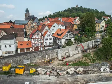 Luftaufnahme der historischen Stadtmauer von Homberg während der Sanierungsarbeiten durch Spesa Spezialbau und Sanierung