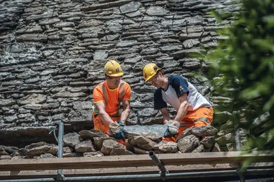 Um die Vorgaben des Denkmalschutzes zu erfüllen, muss das historische Erscheinungsbild der Natursteinmauer wieder weitgehendst hergestellt werden.