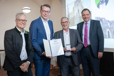 Generalkonservator Mathias Pfeil, Bayerischer Staatsminister für Wissenschaft und Kunst Markus Blume, 1. Bürgermeister der Stadt Bad Berneck Jürgen Zinnert und Staatssekretär im Staatsministerium für Finanzen und Heimat Martin Schöffel (v.l.n.r.) bei der Verleihung der Denkmalschutzmedaille. © Axel König/StMWK