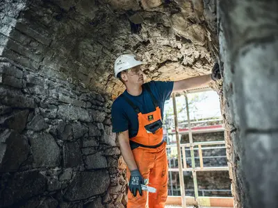 During the rehabilitation work, approximately 2,400 m² of joints in the basalt wall structures were restored.