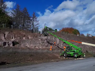 Mithilfe von insgesamt 6.000 lfm Bodenvernagelungen werden der an die Autobahn angrenzende Fels sowie das Westportal des Heidkopftunnels gesichert