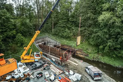 Die verschiedenen Bauteile wurden mithilfe eines Krans eingehoben