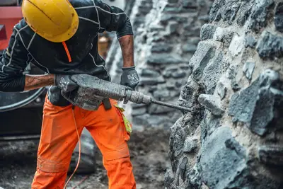 Bei der Bauwerksanierung steht die Sicherung des historischen Baumaterials und die Sanierung der vorhandenen Baustruktur an erster Stelle