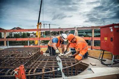 Bei den Schal- und Betonarbeiten werden rund 7.300 m3 Beton und ca. 900 t Bewehrungsstahl verbaut.